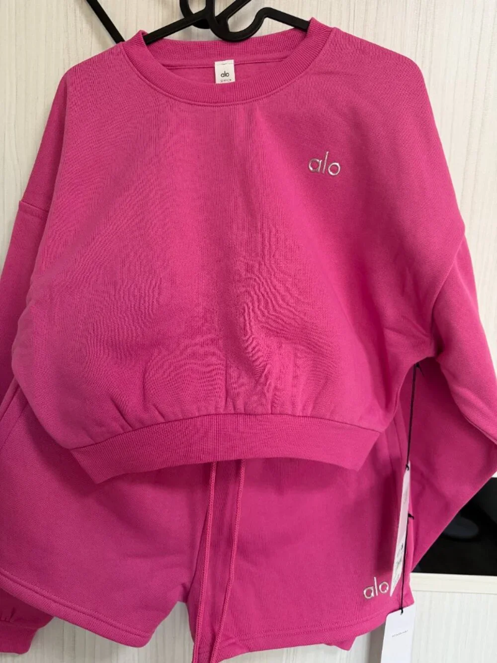 Alo Yoga Set Cropped Accolade Crewneck And Short Limited Paradise Pink